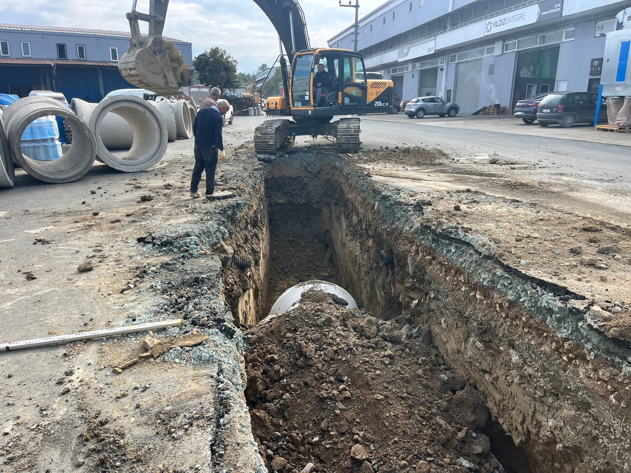 ALTINORDU SEBZE HALİNDE ALT YAPI SORUNUNA NEŞTER